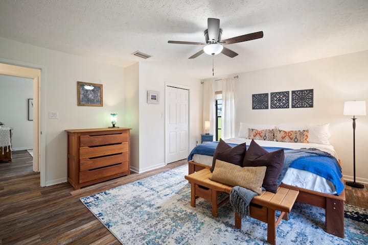 Master suite 1 na kutembea katika chumbani na maoni ya lanai ya nyuma.