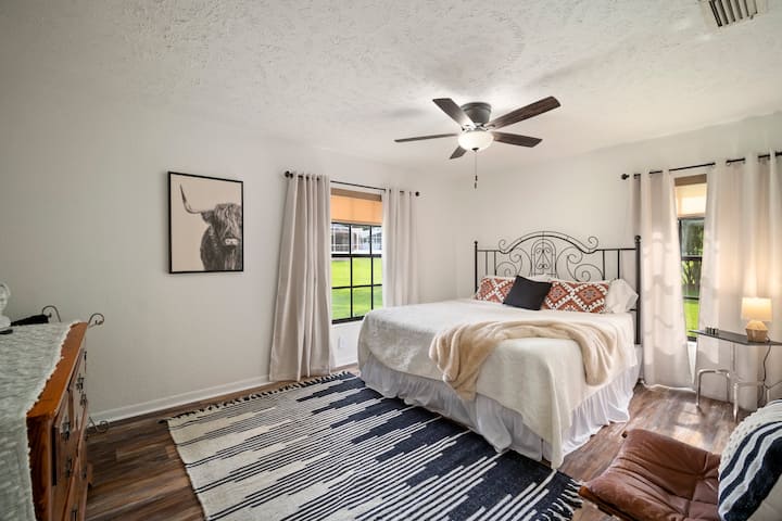 Master Suite 2 na kitanda cha mfalme na kabati kubwa