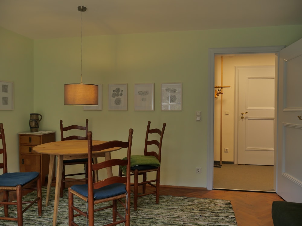 ห้องนั่งเล่นพร้อมพื้นที่รับประทานอาหาร