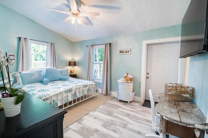 تحتوي غرفة النوم الرئيسية على سرير بمقاس كبير وتلفزيون ذكي 55بوصة ومحطة عمل ودش استحمام وخزانة ملابس وباب إضافي للفناء المظلل.