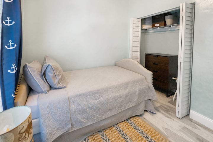 تتميز غرفة النوم الثالثة بسرير متحرك مع مرتبتين مزدوجتين وتلفزيون ذكي 40بوصة وخزانة...احذر ، نيمو العملاق المحشو يختبئ هناك!