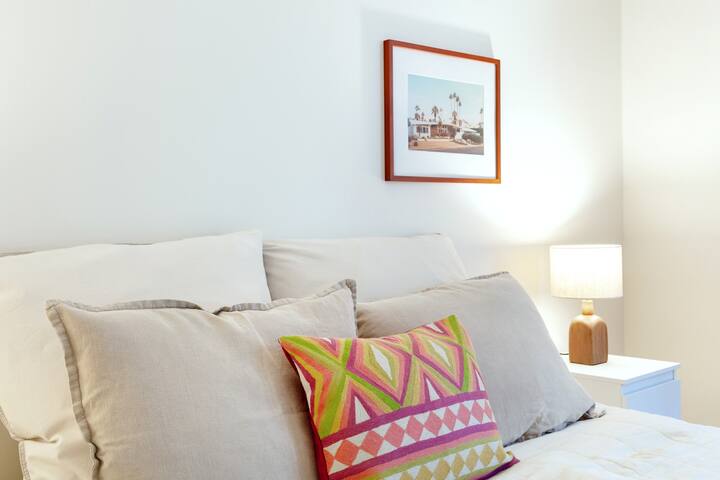 Në dhomën e gjumit (shumë e qetë, përballë oborrit të pasmë pa trafik makinash) do të gjesh alternativa të ndryshme në jastëkë. Çarçafët dhe peshqirët janë mjaftueshëm të disponueshëm.