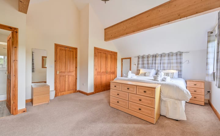 Ზემო ოსტატი სუპერ ‑ კინგ ‑ საწოლით და აპარტამენტით