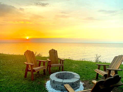 A Private Lakefront Retreat-Niagara-Cottage Charm