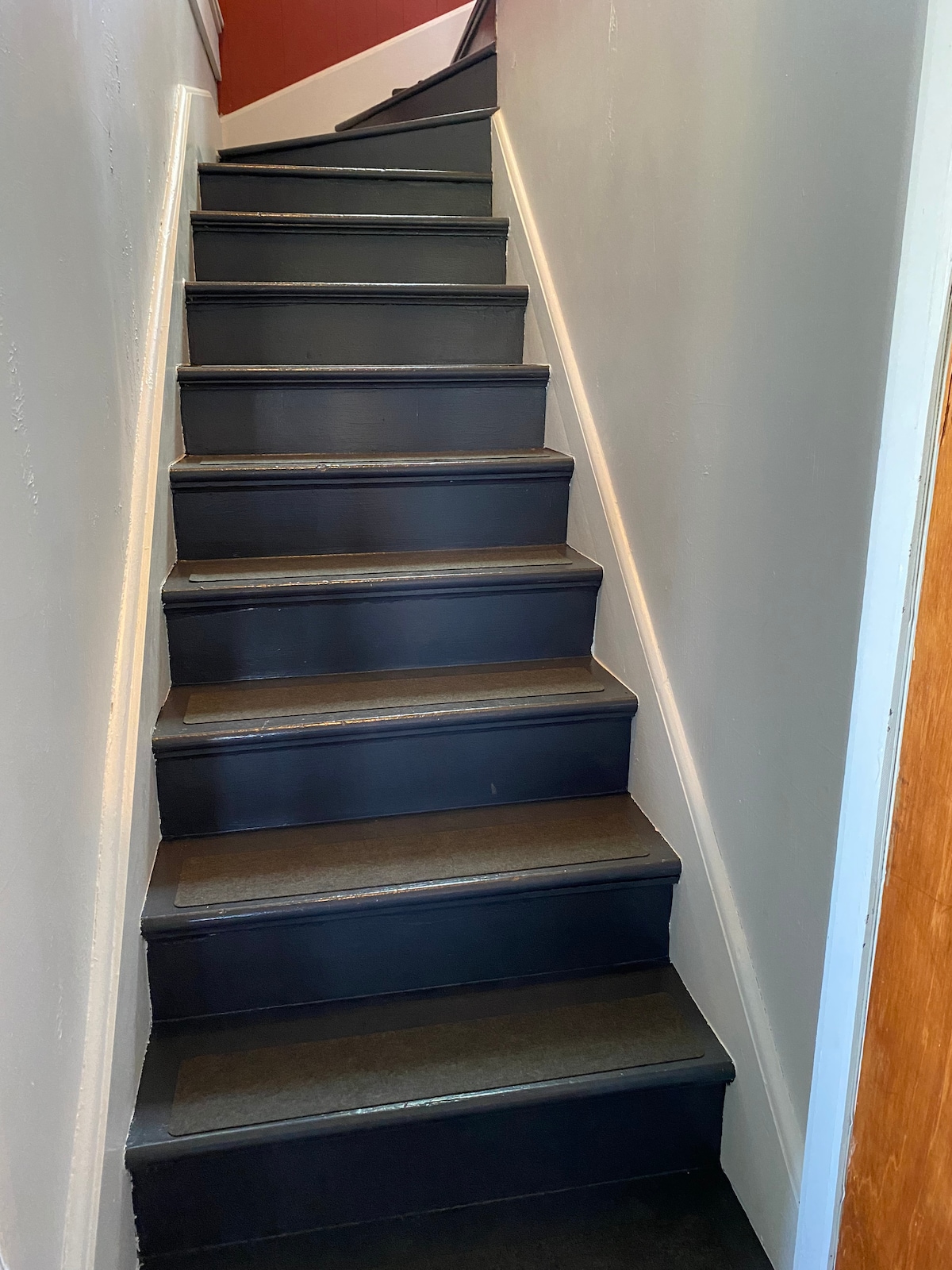 Escaleras a 2 camas individuales y 1 cama completa/queen. 