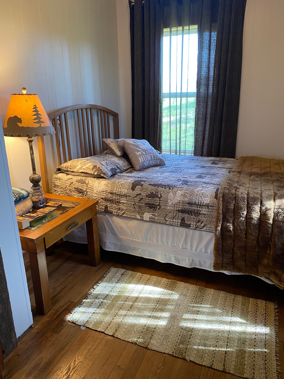 El dormitorio delantero tiene 1 cama matrimonial/queen.  