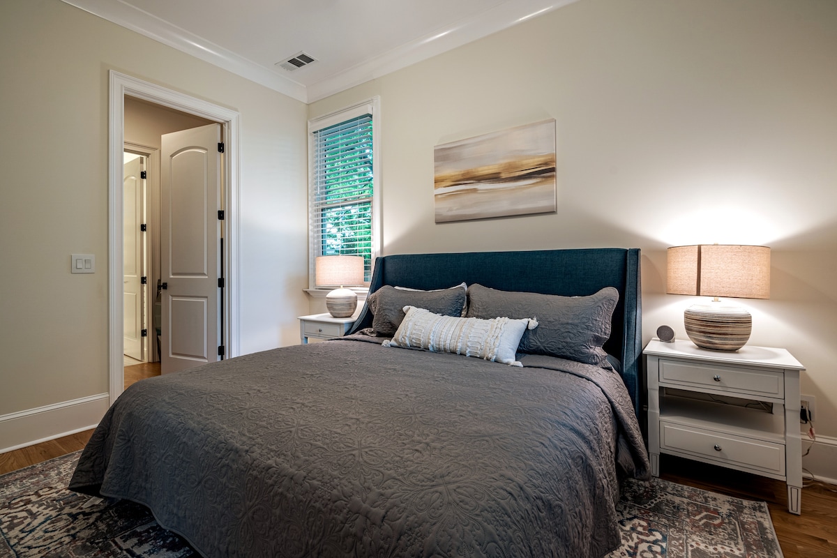 Спална соба со брачен кревет (широк 180-220 см) во гостинска куќа.