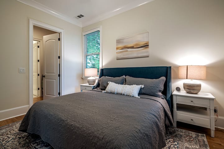 ห้องนอนเกสต์เฮาส์พร้อมเตียงคิงไซส์