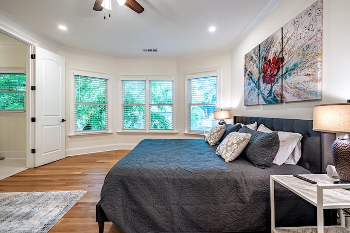 ห้องนอนกว้างขวาง #4 พร้อมเตียงคิงไซส์และห้องน้ำในตัว