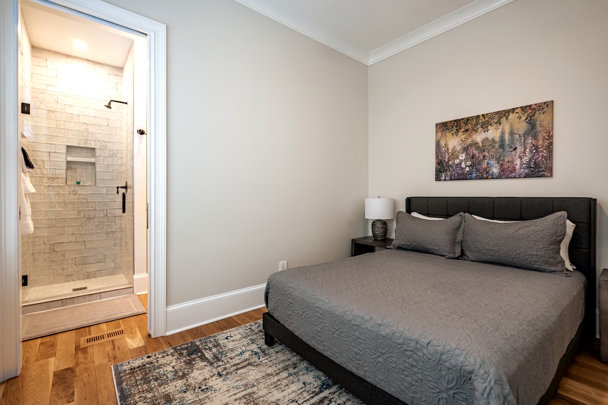 Спална соба на главно ниво со сопствена бања.