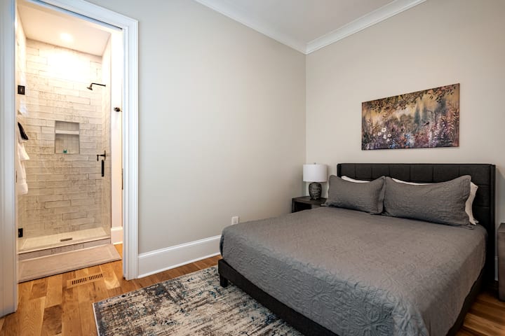 ห้องนอนบนชั้นหลักมีห้องน้ำในตัว