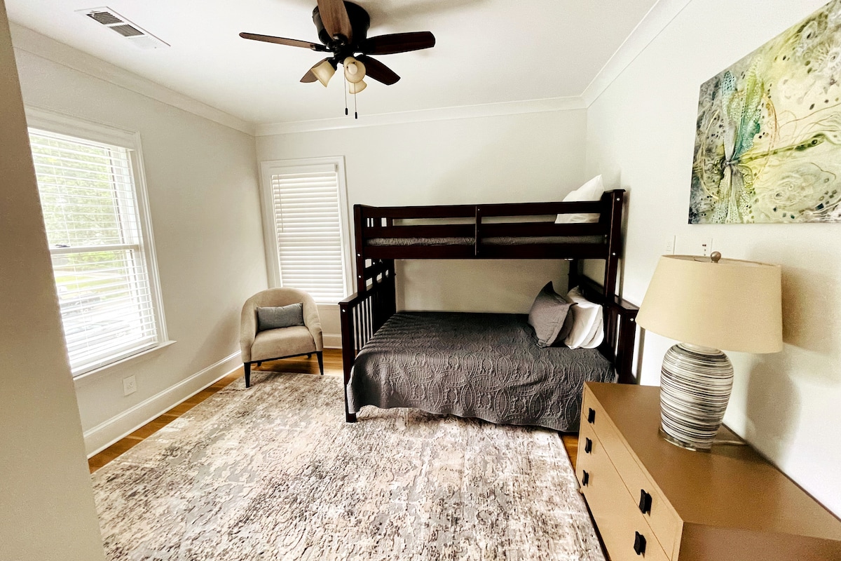 Спална соба бр. 2 на горниот кат со бања со џек-н-џил