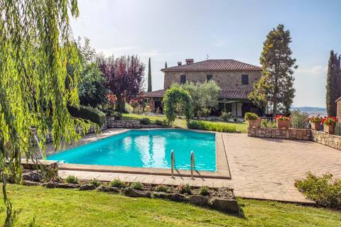 Villa Fortuna with Hot-Tub and pool near Tuscany