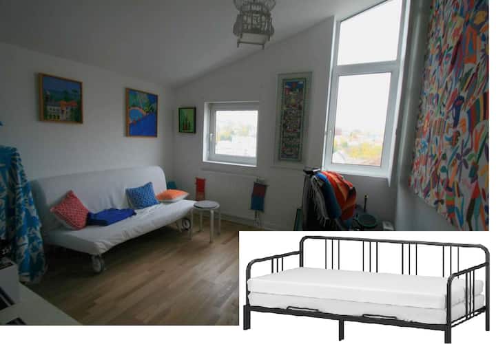 apartman s tuš kabinom; krevet je onaj prikazan na fotografiji ugrađen u donji desni dio (= IKEA sklopivi krevet: 2 gotovo nova madraca od 80 cm, jedan pored drugog kako bi se formirao krevet širine 160 cm).
Privatni, zasebni susjedni WC