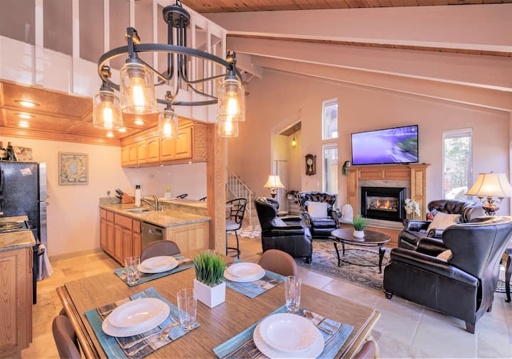 Peaceful cabin 5 min to beach, gondola, & casinos Townhouses for