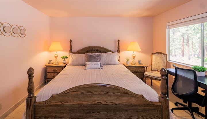 Abajo: cama tamaño King para extenderte y capturar tu descanso de belleza. Cargadores inalámbricos para teléfonos/auriculares. Llama o trabaja en el escritorio mientras te asomas al bosque. Espacio de trabajo dedicado.