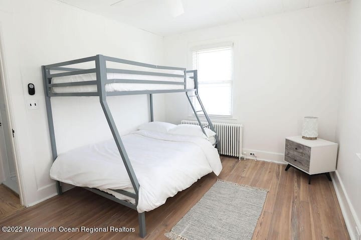 Lit et matelas neufs : lits jumeaux sur le dessus, pleins sur le bas. 