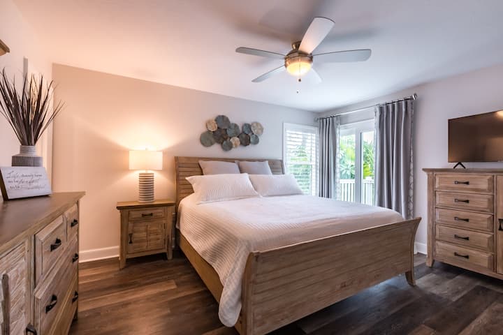 Dormitorio principal con cama tamaño King.