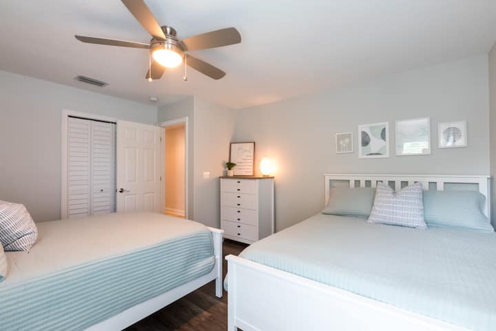 Dormitorio #3 equipado con 2 camas tamaño queen.