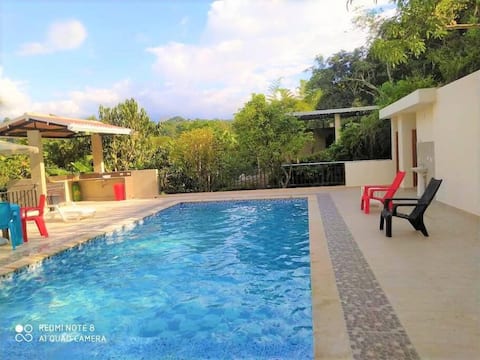Successful Airbnb property: A country cottage next to the pool. in Apulo