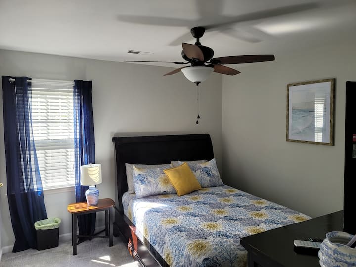 На горния етаж 2 - ра спалня двойно легло с интелигентен телевизор. 