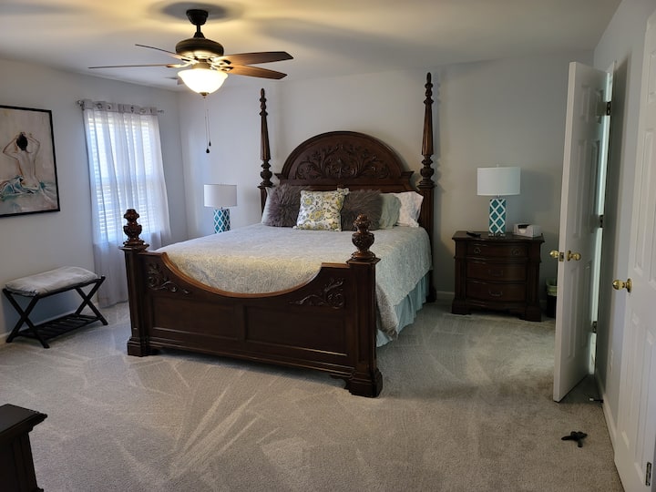 Основна спалня със самостоятелна  баня. Също така има бонус зона в огромната разходка в килера. Смарт телевизор, наличен в родителската спалня за нашите гости! 