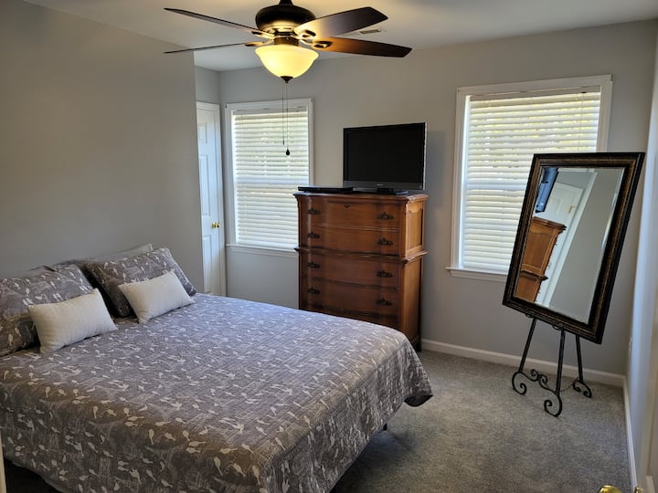 Трета спалня с ново двойно легло за нашите гости.