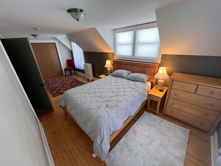 Стаята с главното легло е тиха и удобна. 