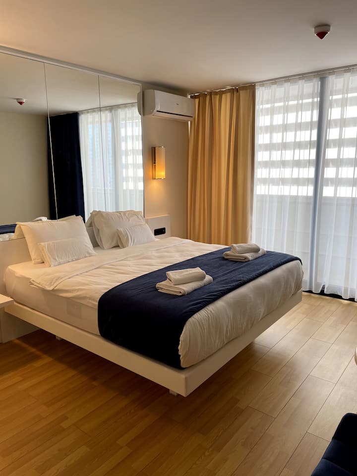 Დიდი საწოლი ოთახში