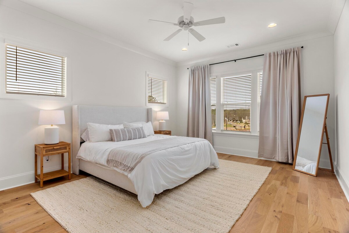 Master suite inakuja na kitanda cha ajabu laini na cha starehe cha mfalme cha povu, en suite na sinki mbili, na bafu la kuingia na kichwa cha kuoga cha mvua.
