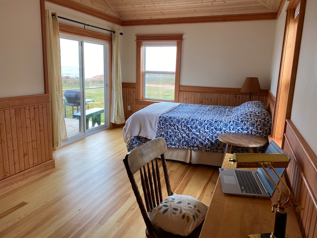 Საძინებელი 152 × 203 სმ ზომის საწოლით.