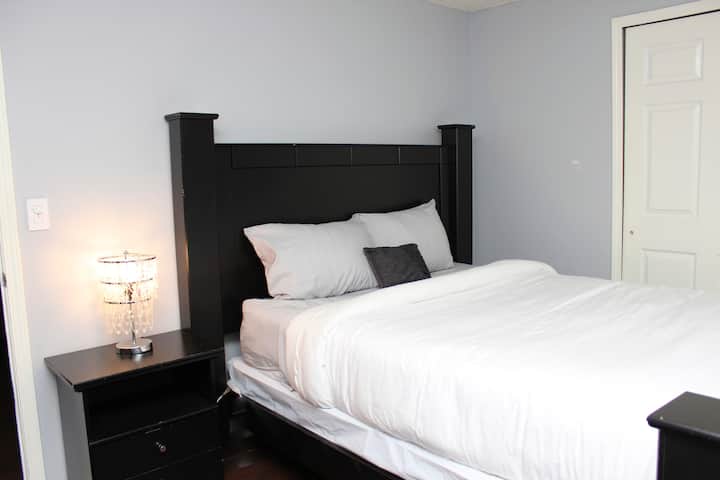 Spálňa 3 sa nachádza v suteréne.  Obsahuje manželskú posteľ, komodu, odkladací stolík a veľkú skriňu.