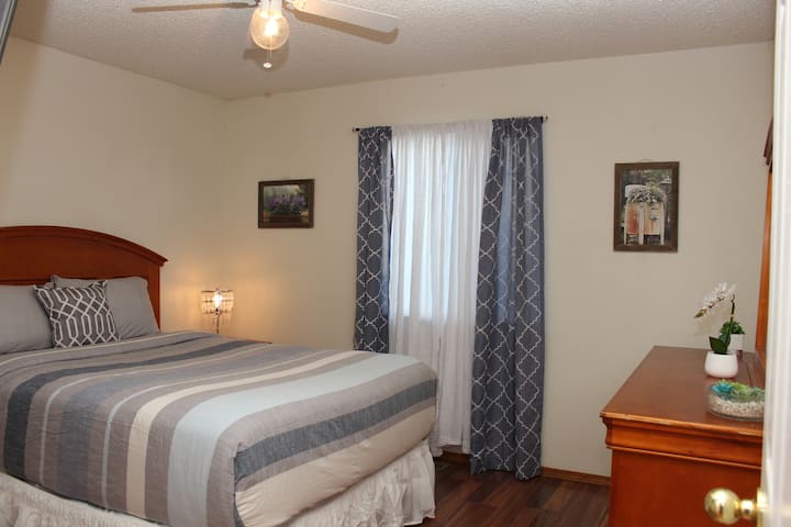 Táto spálňa sa nachádza na hlavnom poschodí vedľa toalety a hlavnej spálne.  Táto izba má manželskú posteľ, komodu, nočný stolík, televízor namontovaný na stene a šatníku. Nachádza sa na prvej úrovni ranče