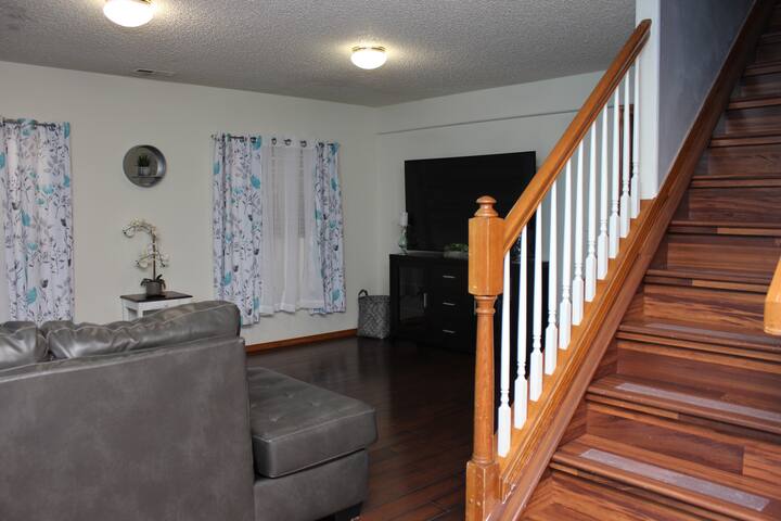 V suteréne sú 2 spálne, 1 kúpeľňa so sprchovacím kútom a obývacia izba. 