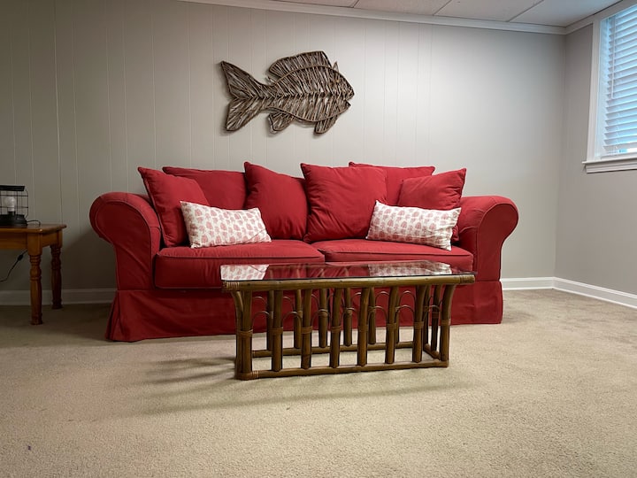 Този удобен диван е разтегателен и може да настани двама души. Мазето е най - готиното място за спане през лятото!