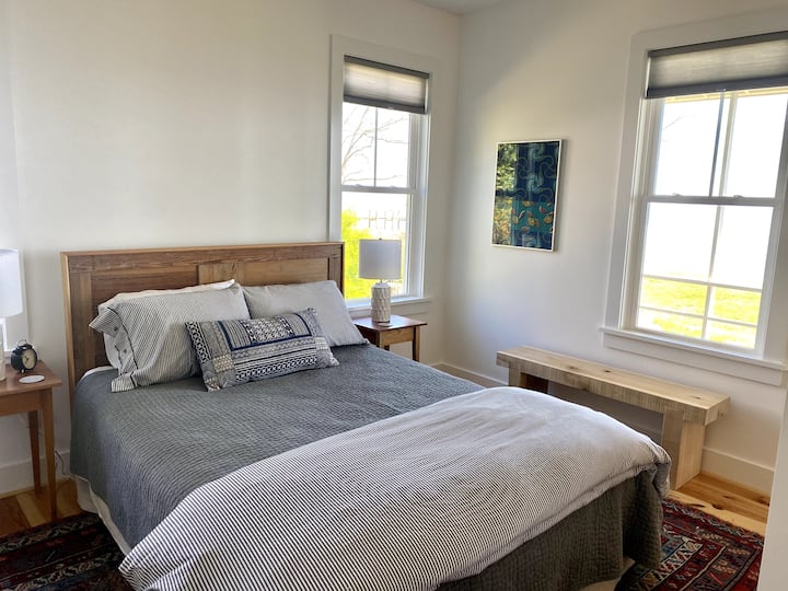 Captains' Quarters: Queen Bed, Private ADA compliant bathroom. River front. ADA.