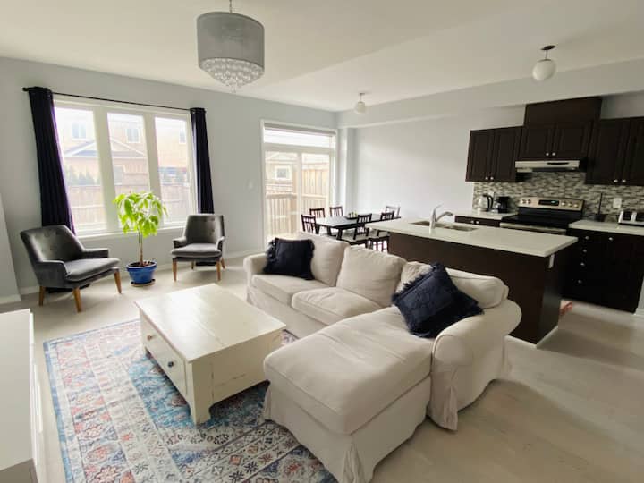 Cozy 3bedroom townhouse with two parking spots Townhouses for Rent