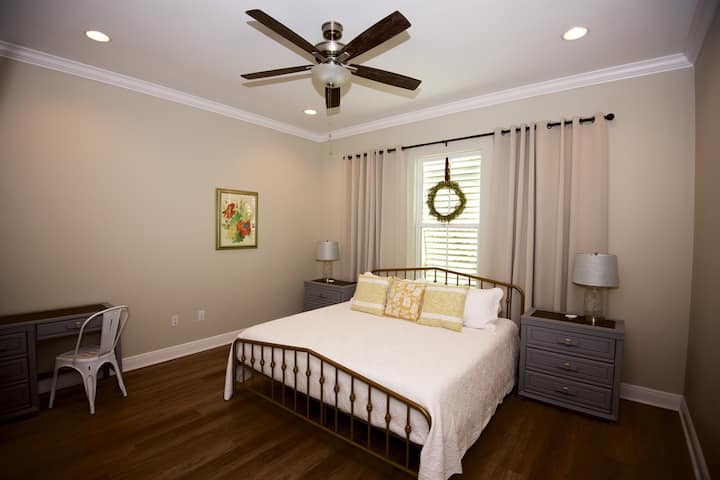 Chumba cha kulala cha kiwango cha juu kilicho na kitanda aina ya king