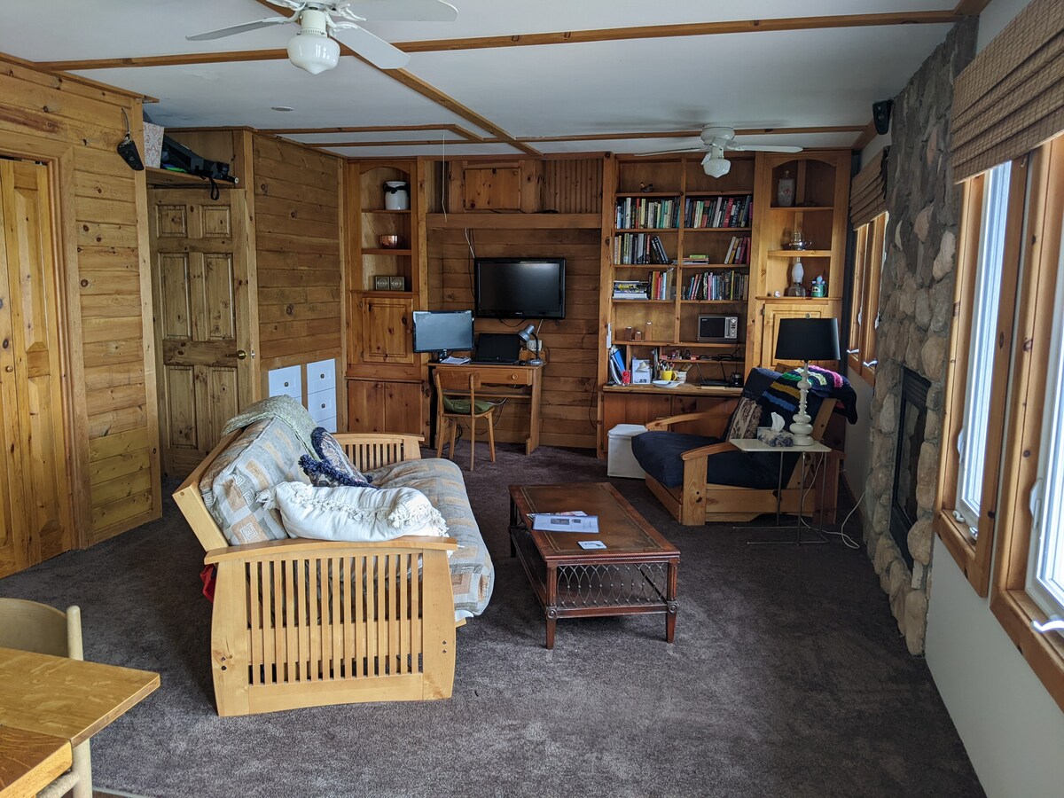 Удобна и топла дневна соба.