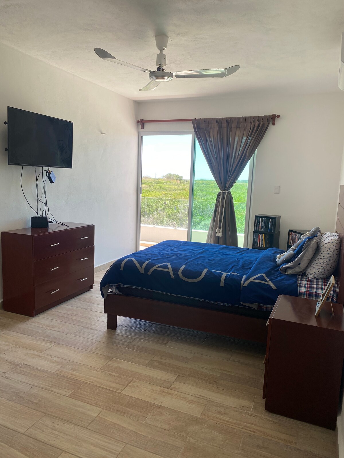 Chumba cha 2 cha kulala kilicho na kitanda cha watu wawili, kiyoyozi na televisheni 