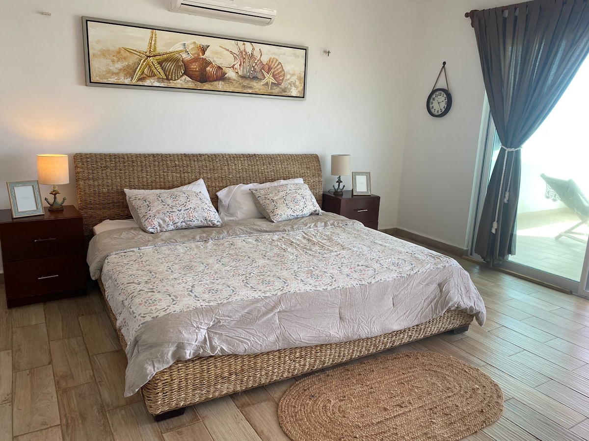 Chumba kikuu cha kulala, kinachoelekea baharini. 