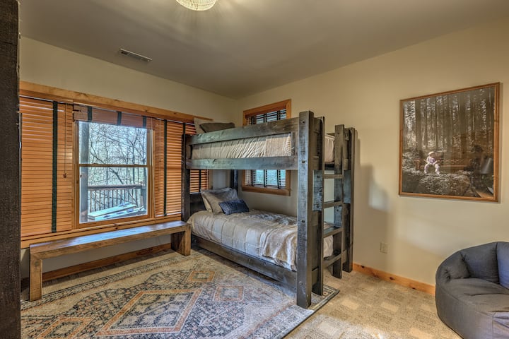 בחדר הקומתיים יש 4 מיטות XL. 