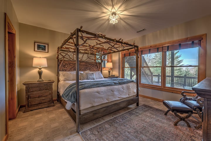 בחדר השינה השני עם מיטת דפנה מותאמת אישית עם אורות מחרוזת ואזור ישיבה, בקומה התחתונה (למטה).  בחדר השינה הזה יש גם שידה וחדר ארונות.