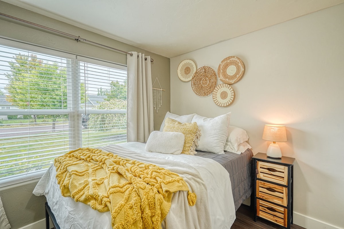 Трета спалня с двойно плюшено легло, скрин и килер