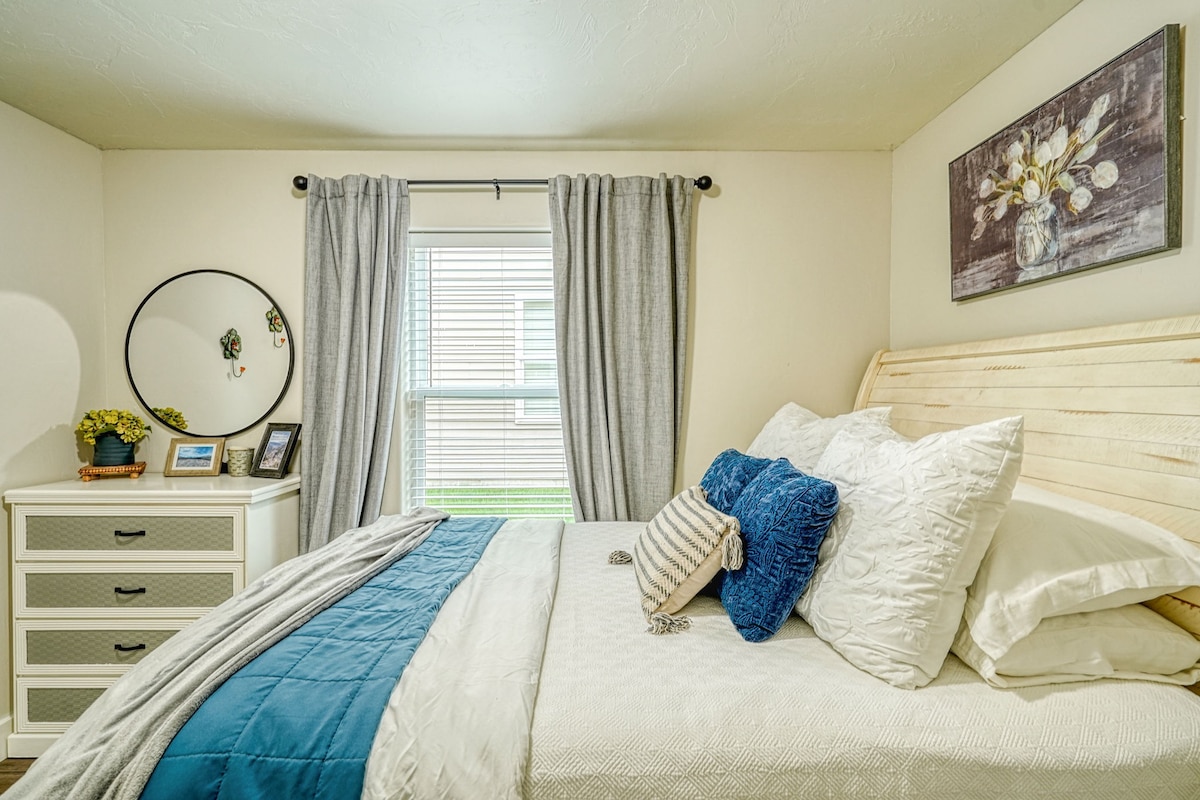 Втора спалня с двойно легло, скрин, дрешник и стол