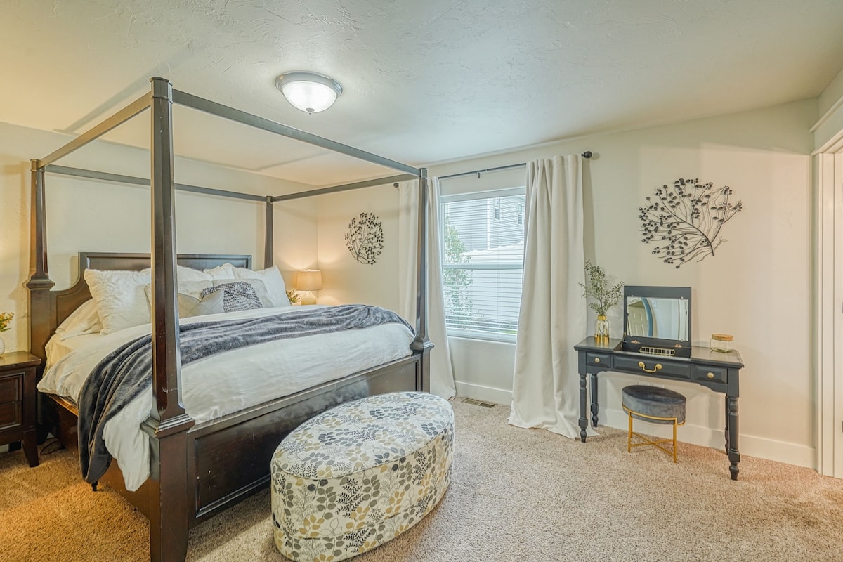 Основният апартамент (спалня №1) разполага с двойно легло с четири плаката, килим, голямо стоящо огледало, цял скрин, нощни шкафчета, маса/ бюро за грим, дрешник и напълно самостоятелна баня