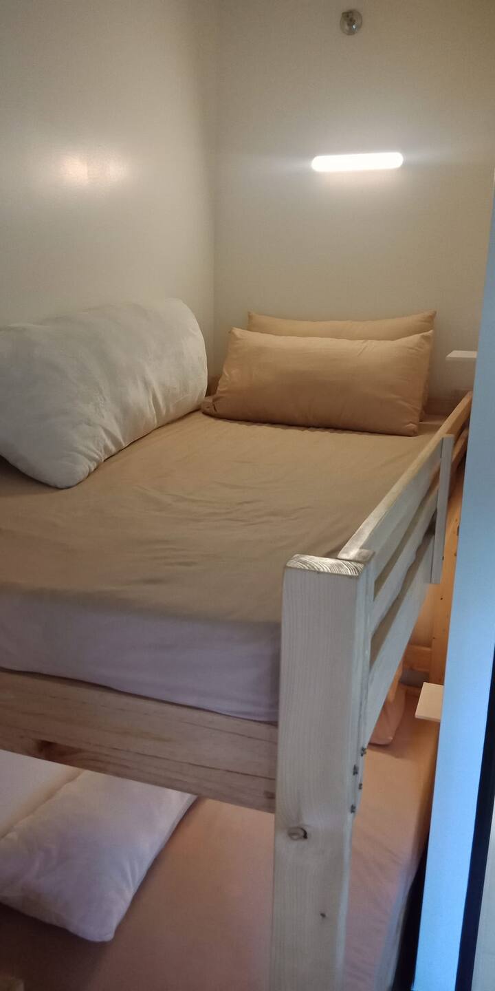 Kitanda cha ghorofa 2, salama kwa watoto pia.