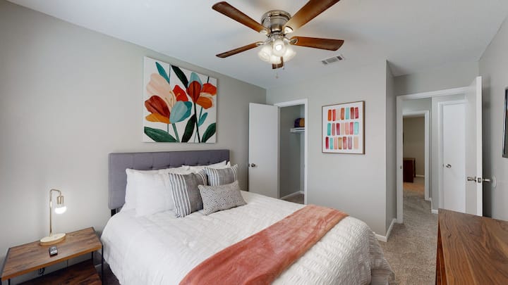 спална соба 2, на горниот кат со брачен кревет (широк 150-179 см)