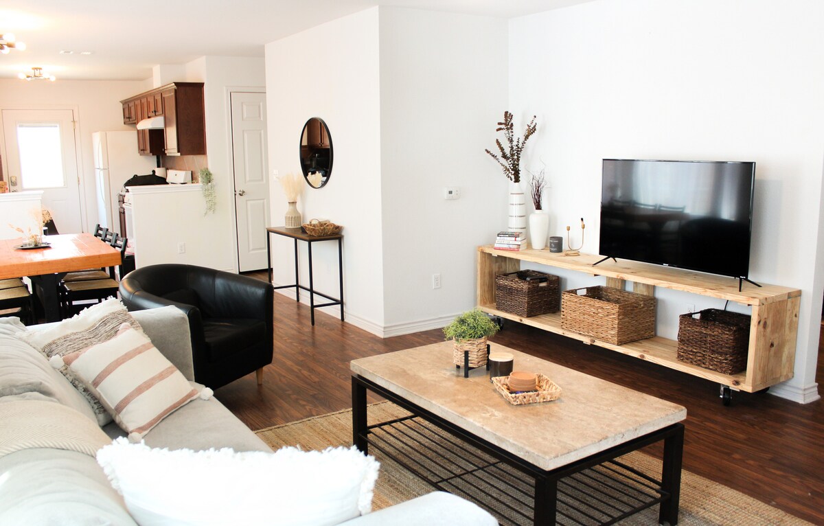 Calming Space | Trendy East ATX | Walk to Coffee