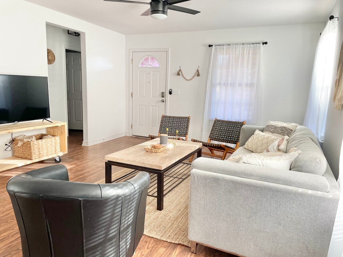 Calming Space | Trendy East ATX | Walk to Coffee